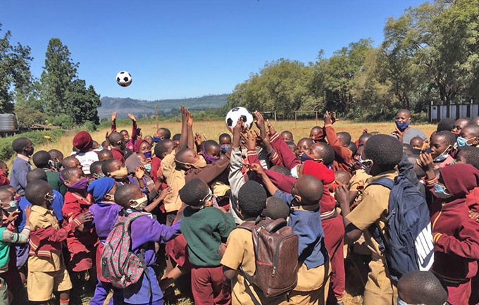 サッカーボールをアフリカの子どもたちへ！