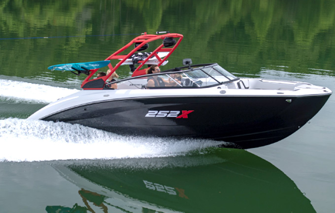 スポーツボート「255XD」「252XE」を発売