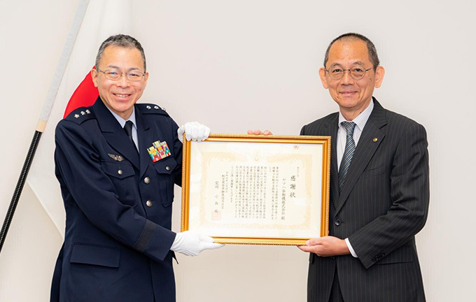 写真：航空自衛隊から感謝状～能登半島地震被災地域への無人ヘリコプターによる緊急物資輸送に対して