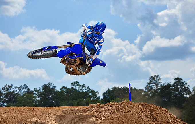 現状に満足せずに歩みを止めないヤマハの技術者が生み出したYZ450Fの開発ストーリーをお届けします