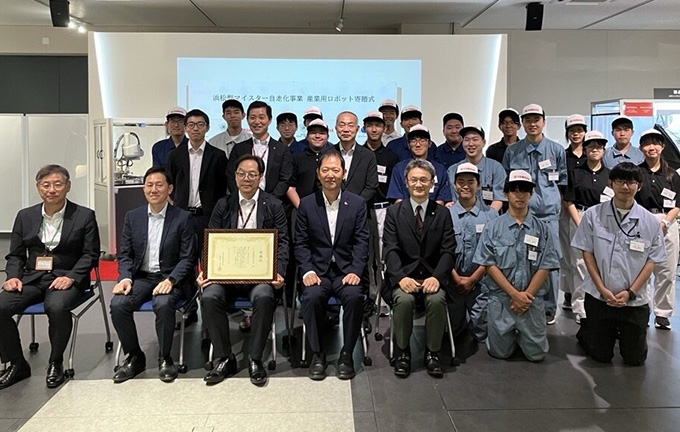 浜松城北工業高校へ産業用ロボットを寄贈　～マイスターハイスクール事業を通じた人材育成支援～