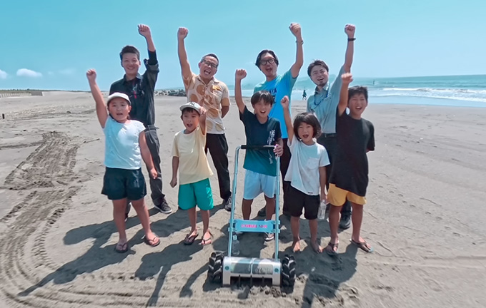 楽しく効率的に砂浜を清掃！「海ごみ回収機」を共同開発