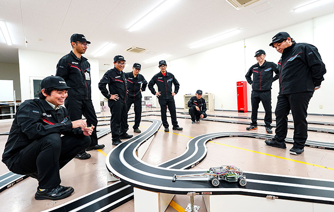 高校生ロボット競技、公式コースを当社技能者たちが製作