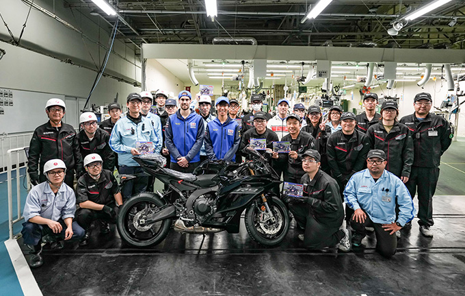 スーパースポーツ世界選手権に出場したマンジ選手と岡本選手が本社を訪問、YZF-R9が繋ぐ従業員との絆