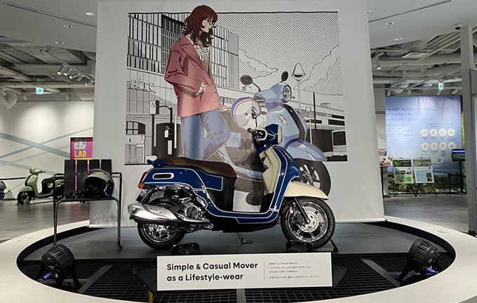 ヤマハ発動機の新型ファッションスクーター「Fazzio」と人気イラストレーター utuのコラボレーション車両・イラストをYamaha E-Ride Baseで展示